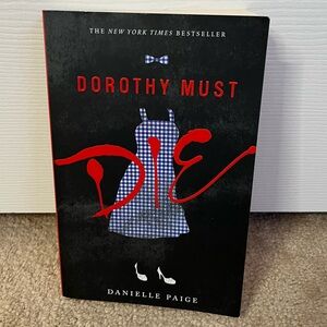 dorothy must die by danielle paige - book